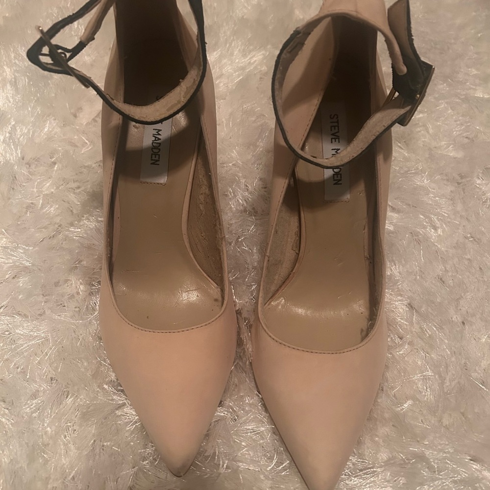 Elegant Cream Heels with Sleek Design and Comfortable Fit